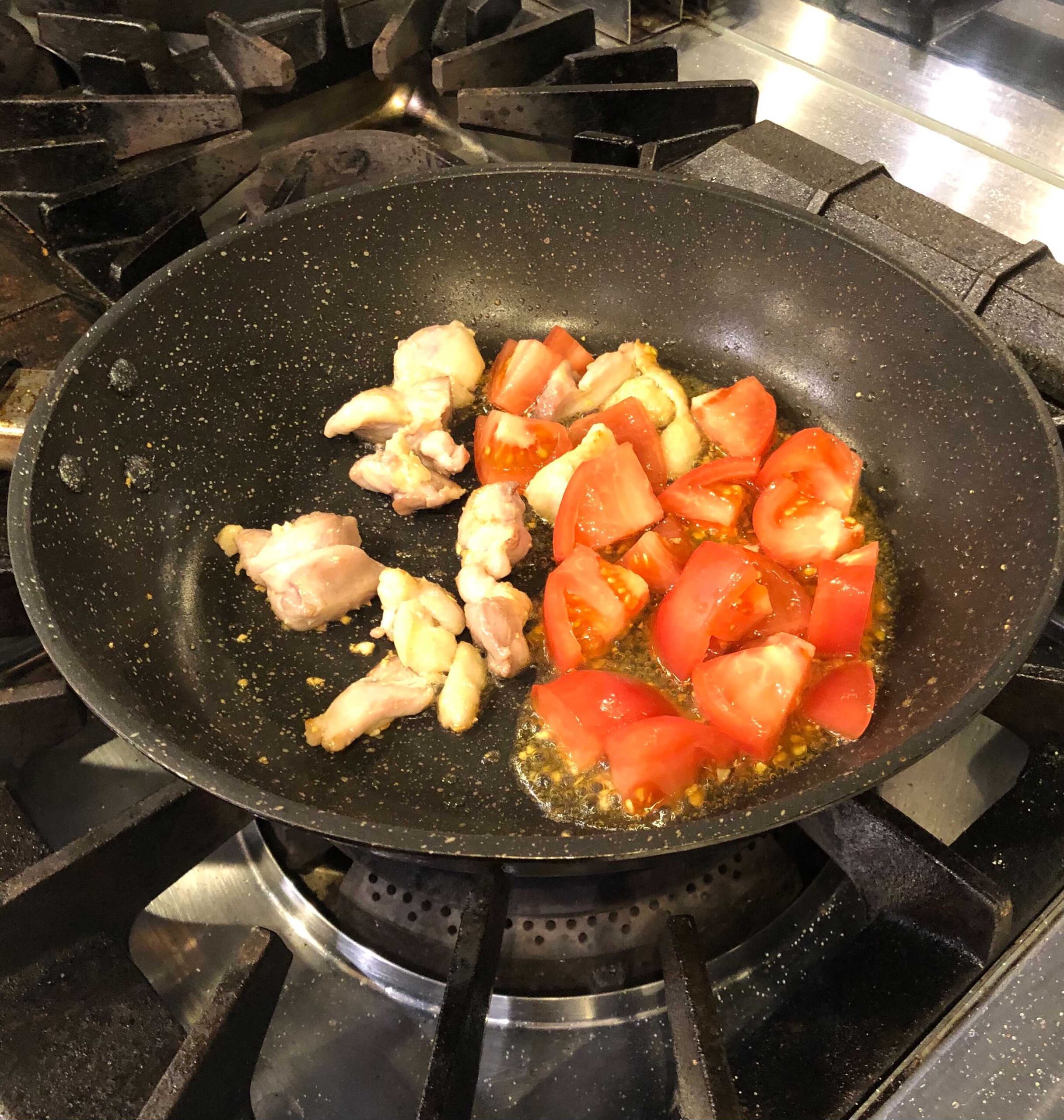 鶏肉・玉ねぎ・トマトを炒める